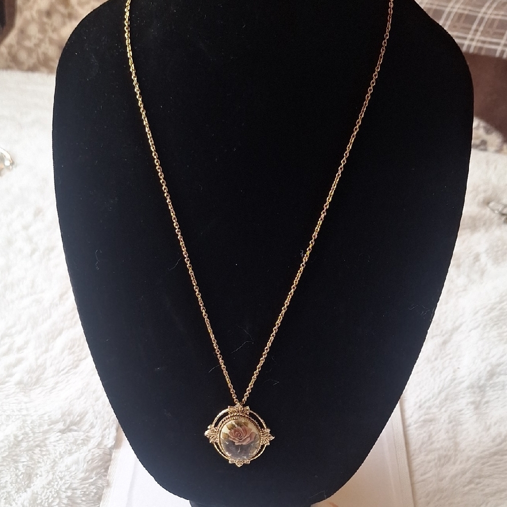 Bnwot Elegant Gold Pendant Necklace with Rose In center
